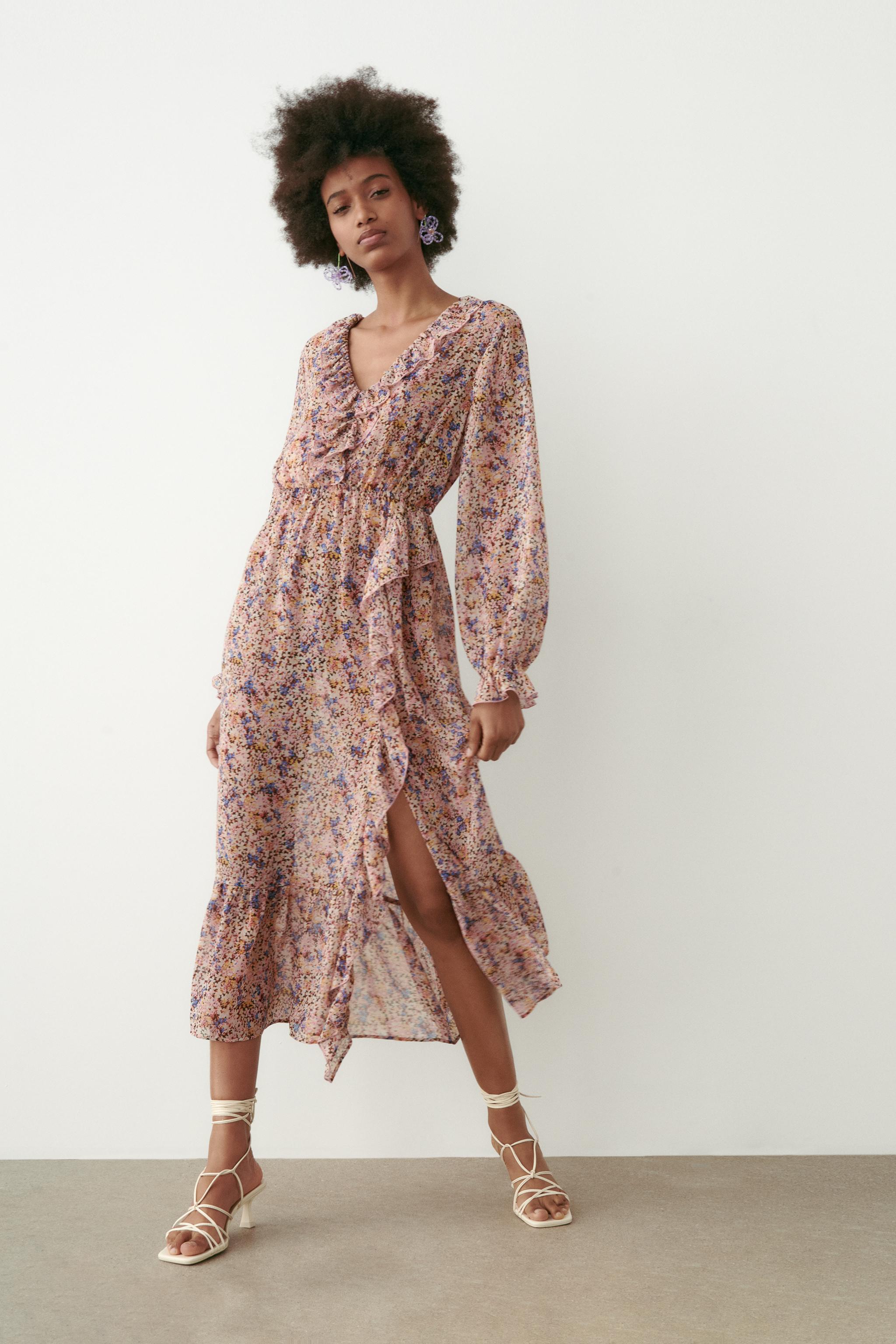 Robe a decollete en V et manches longues bouffantes. Elastique a la taille. Volants sur le bas. Fermeture au dos par n ud. Multicolore ZARA France